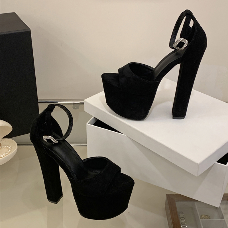 Seksowne sandały na platformie – Thong Flat Sandal recenzja i cena
